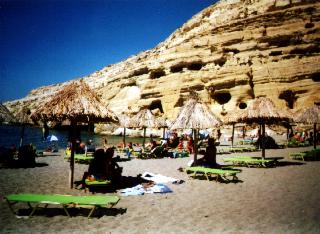 Die berhmt-berchtigten Hhlen am Strand von Matala