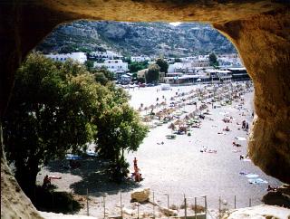 Blick aus einer Höhle auf den Strand