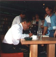 Beim Signieren seines Buches